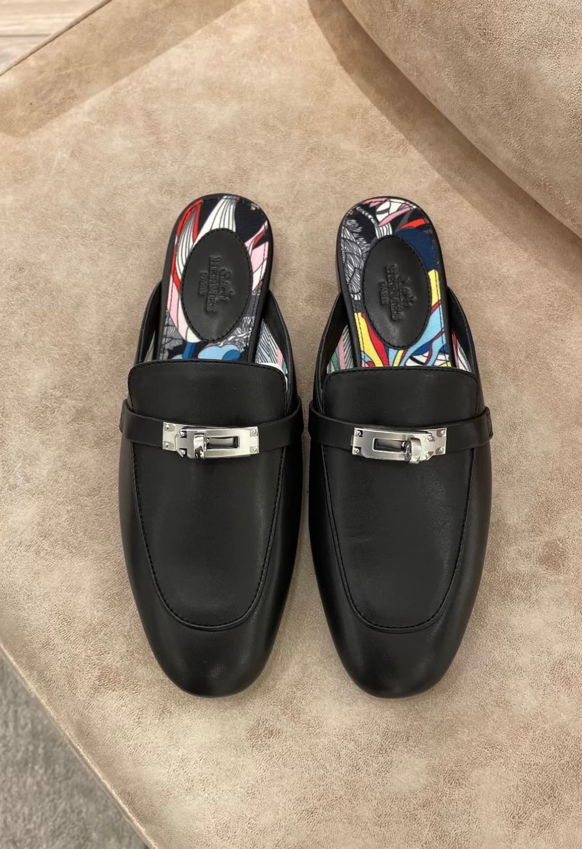 Mules Hermès — Cuir noir & semelle en soie imprimée